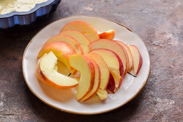 шарлотка с яблоками на кефире рецепт фото 8
